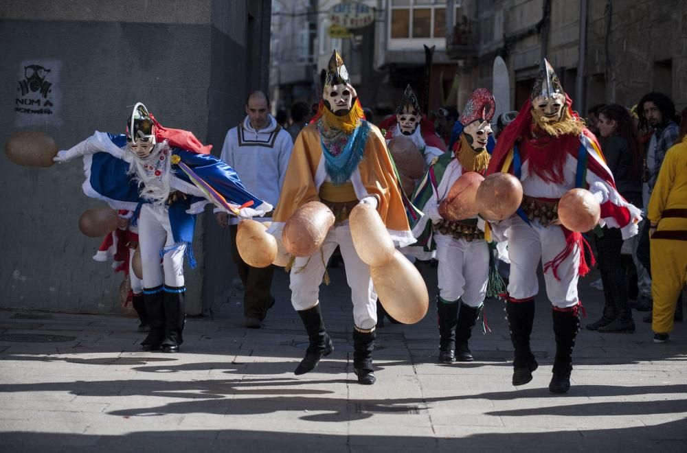 Los cigarrones de Verín, el corredoiro de pantallas de Xinzo y los disfraces de Seixalbo tiñen de humor y color las calles de la provincia