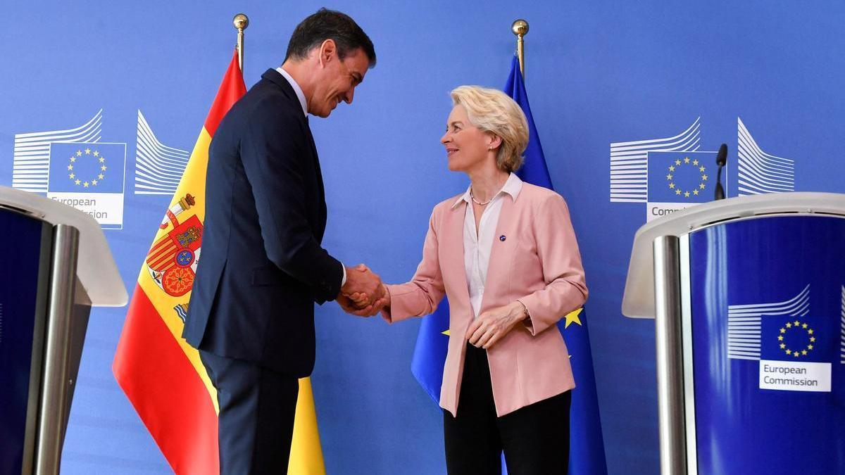 El presidente Pedro Sánchez y la presidenta de la Comisión Europea, Ursula Von der Leyen.