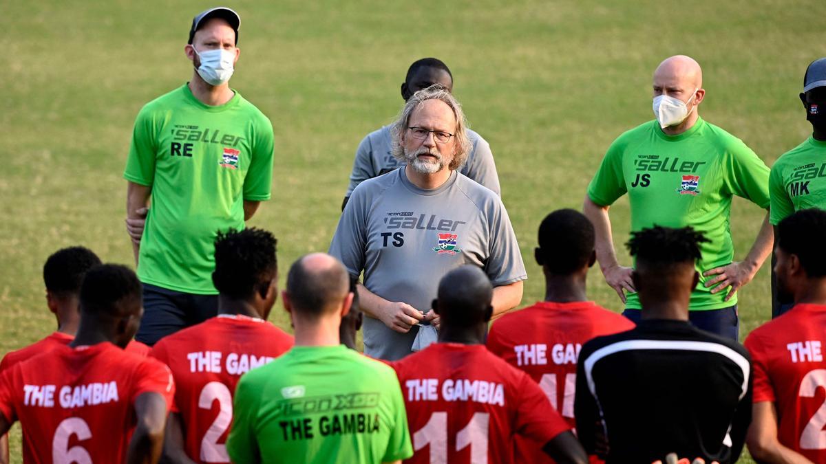 El entrenador belga de Gambia, Tom Saintfiet charla con sus jugadores durante una sesión de entrenamiento en la Copa Africana de Naciones