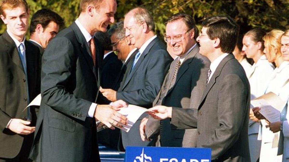 Urdangarin recibe un diploma de Esade, en junio del 2001.