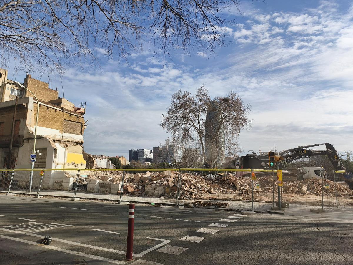 Derribo de fincas en Consell de Cent con Dos de Maig para ampliar el parque de Glòries