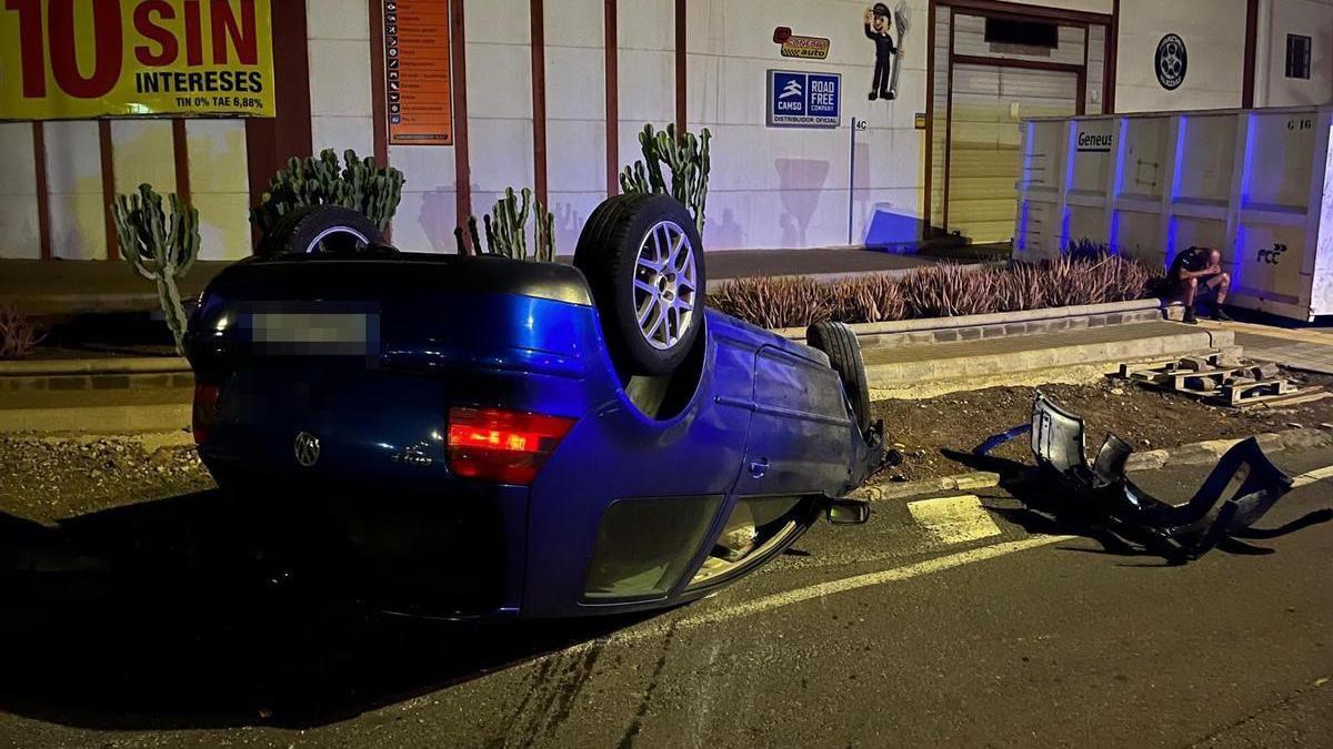 El vehículo que volcó anoche en el polígono industrial de Arinaga.