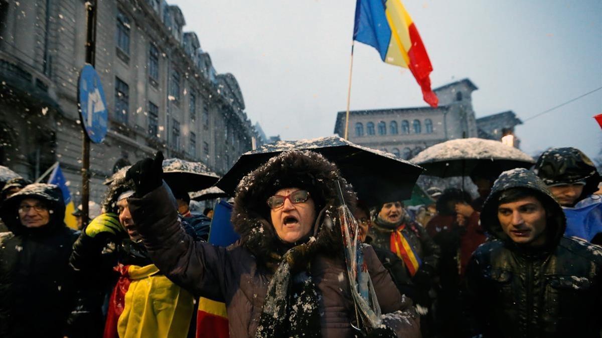 Una mujer grita durante la protesta de miles de manifestantes por el centro de Bucarest, el 20 de enero.