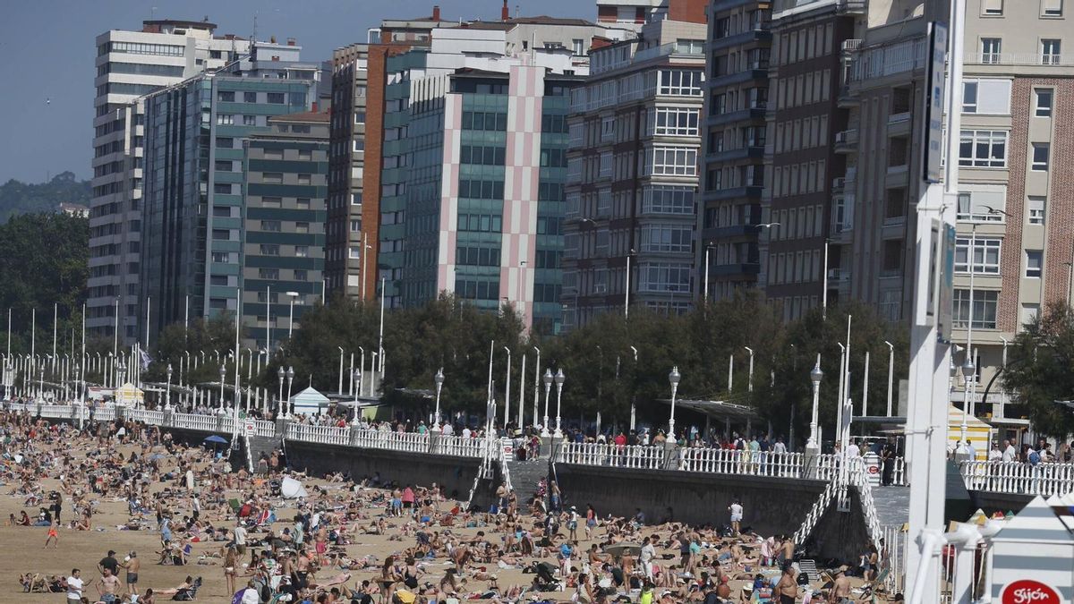 Imágenes de la playa de Gijón, abarrotada en la anterior ola de calor