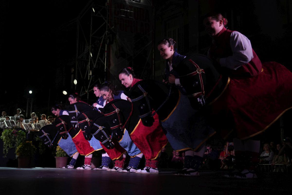 Toc d’inici de la Mercè 2025, gigantes y bestias en la plaza Sant Jaume de Barcelona