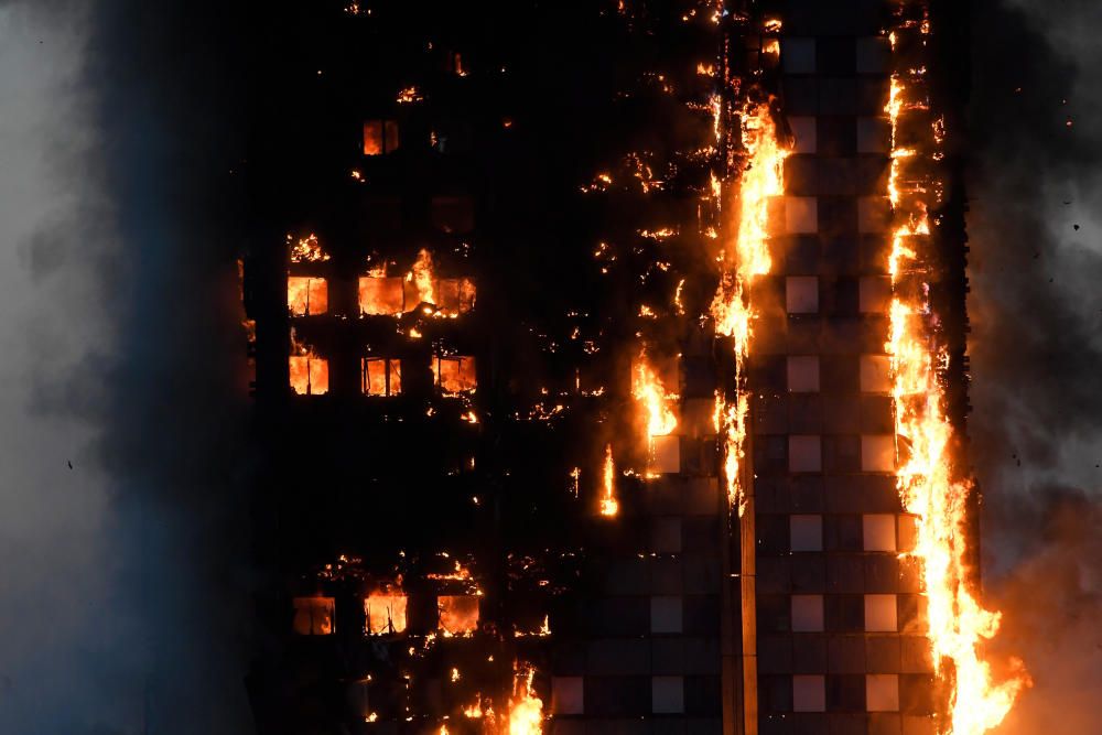 Incendi en un bloc de pisos de 27 plantes a Londres