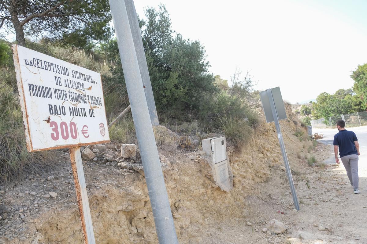 Un cartel advierte de la prohibición de verter escombros en El Moralet.