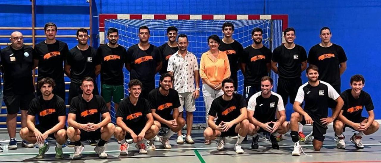 La plantilla y el cuerpo técnico de la UD Ibiza-HC Eivissa para la temporada 2022-23 posa en formación junto a Rafa Ruiz, alcalde de Vila, y la concejala Elena López.