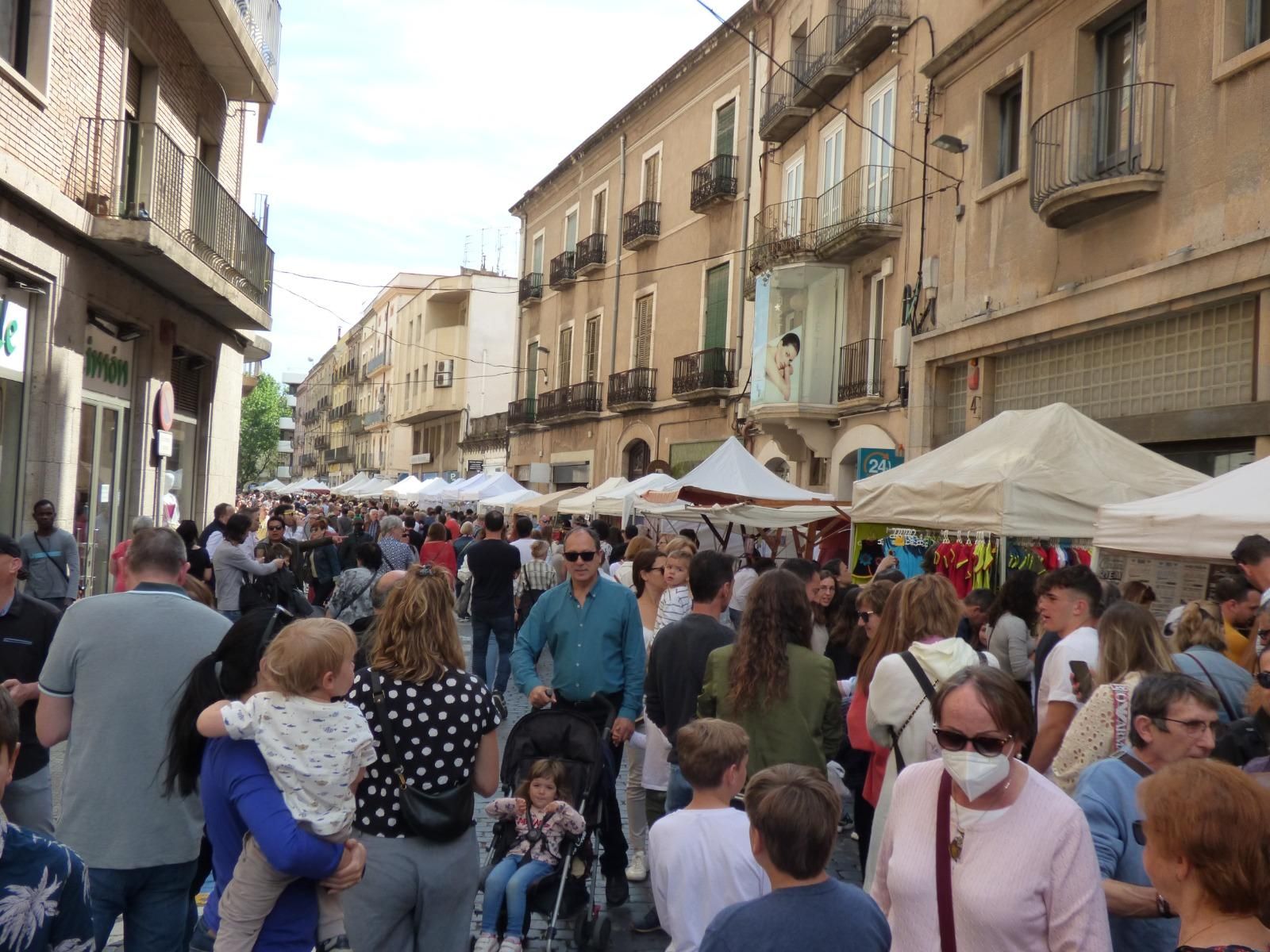 Figueres bull de gent amb les fires de carrer del Menestral