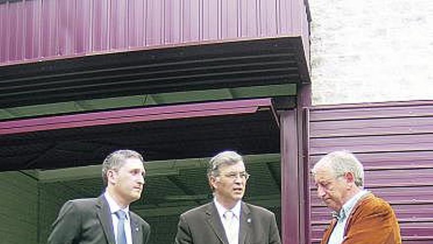 Por la izquierda, Del Corro, Ruiz y García, en el parque de bomberos cangués.