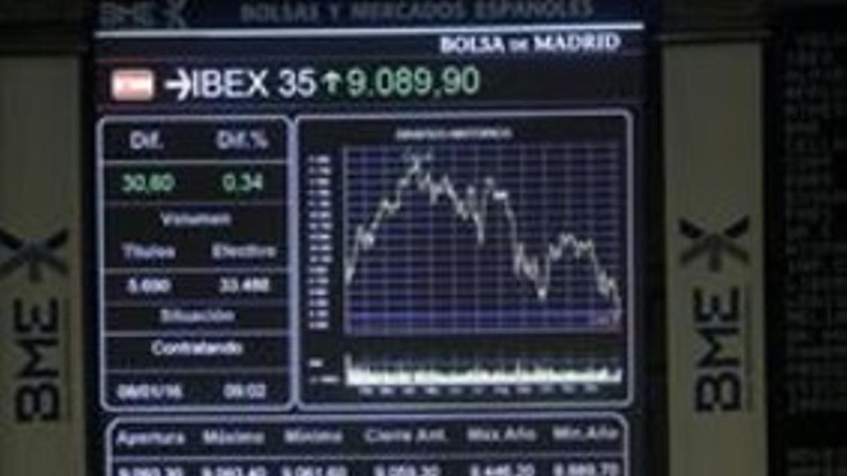 Panel informativo de la Bolsa de Madrid que muestra la evolución del Ibex 35.