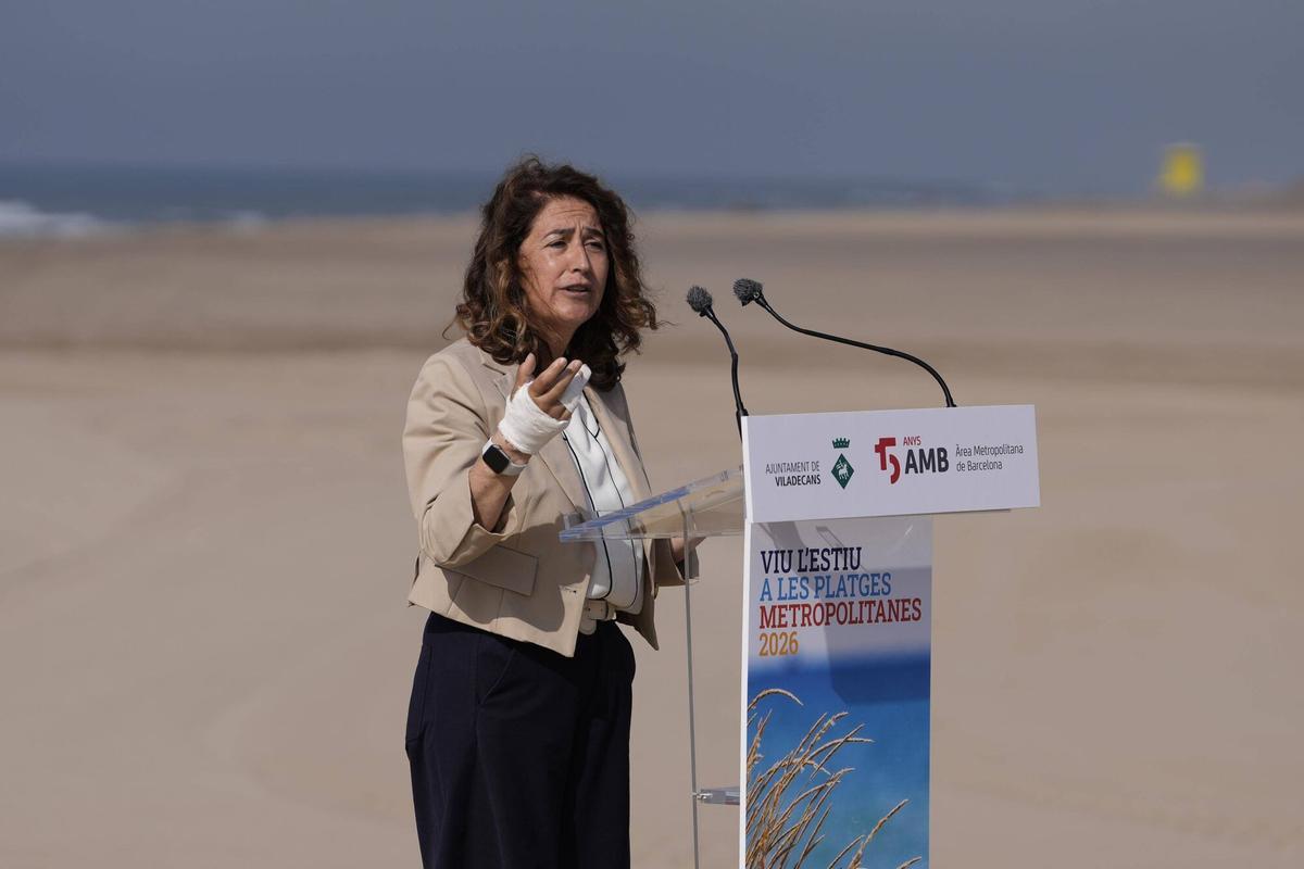 Olga Morales, alcaldesa de Viladecans, en la playa de la Murtra de Viladecans (Baix Llobregat) durante la presentación de la temporada de playas del AMB, el 20 de mayo de 2026