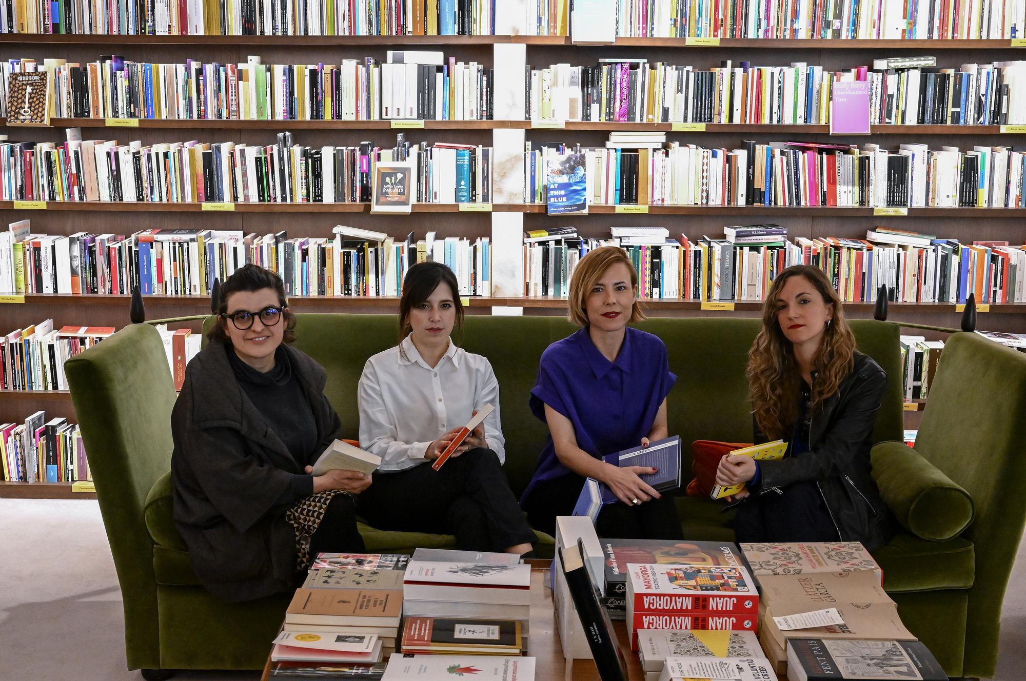 Anna Soldevila, Julia Echevarría, Laura Gamundí y Carme Riera en la librería Finestres.