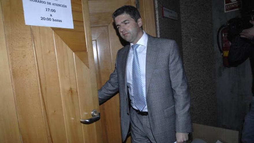 El juez decano, Antonio Fraga Mandián, entra la sala donde se celebró la reunión.