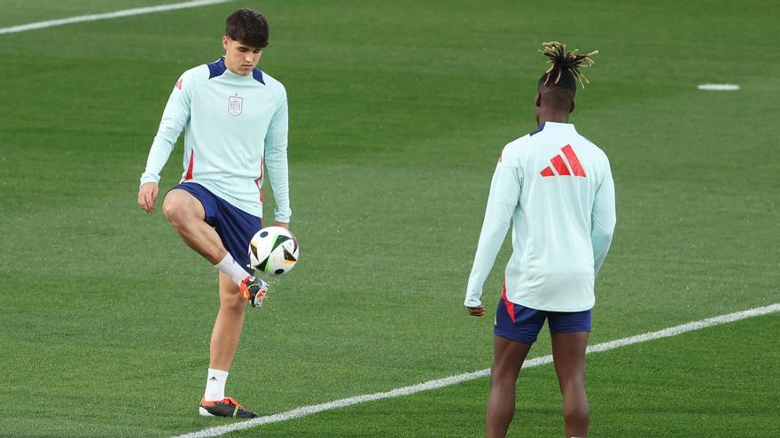 Pau Cubarsí fa tocs amb Nico WIlliams durant un entrenament de la selecció espanyola