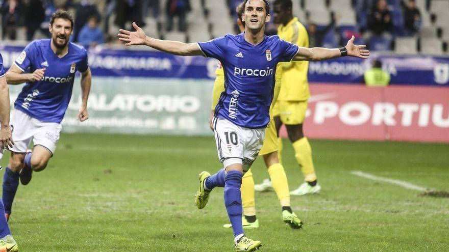 Linares celebra, con Toché detrás su gol de la temporada pasada ante el Cádiz en el Tartiere.