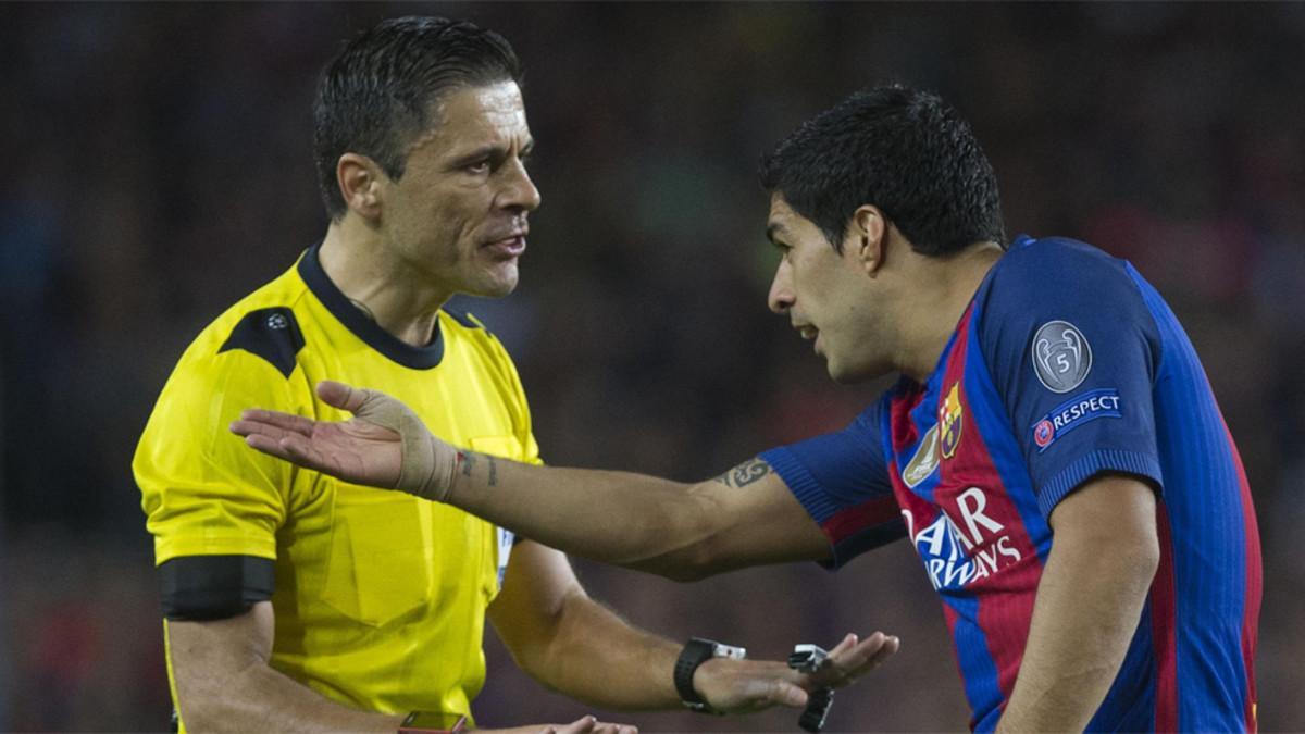 El árbitro Milorad Mazic y el delantero del Barça Luis Suárez durante un partido de la Champions 2016/17 de los blaugrana contra el Manchester City