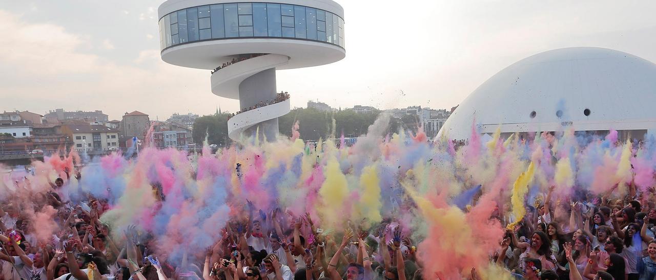 Participantes en una pasada Holi Party.