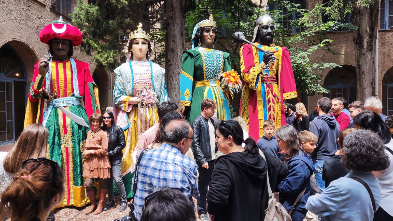 Els gegants de la Patum s'ennobleixen amb nous vestits que encisen els berguedans