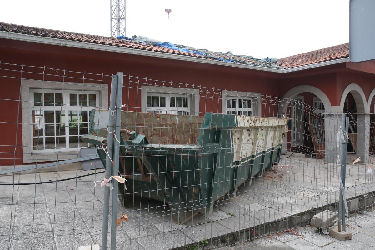 El recinto del inmueble está vallado y ya contaba con contenedores para depositar los escombros retirados.