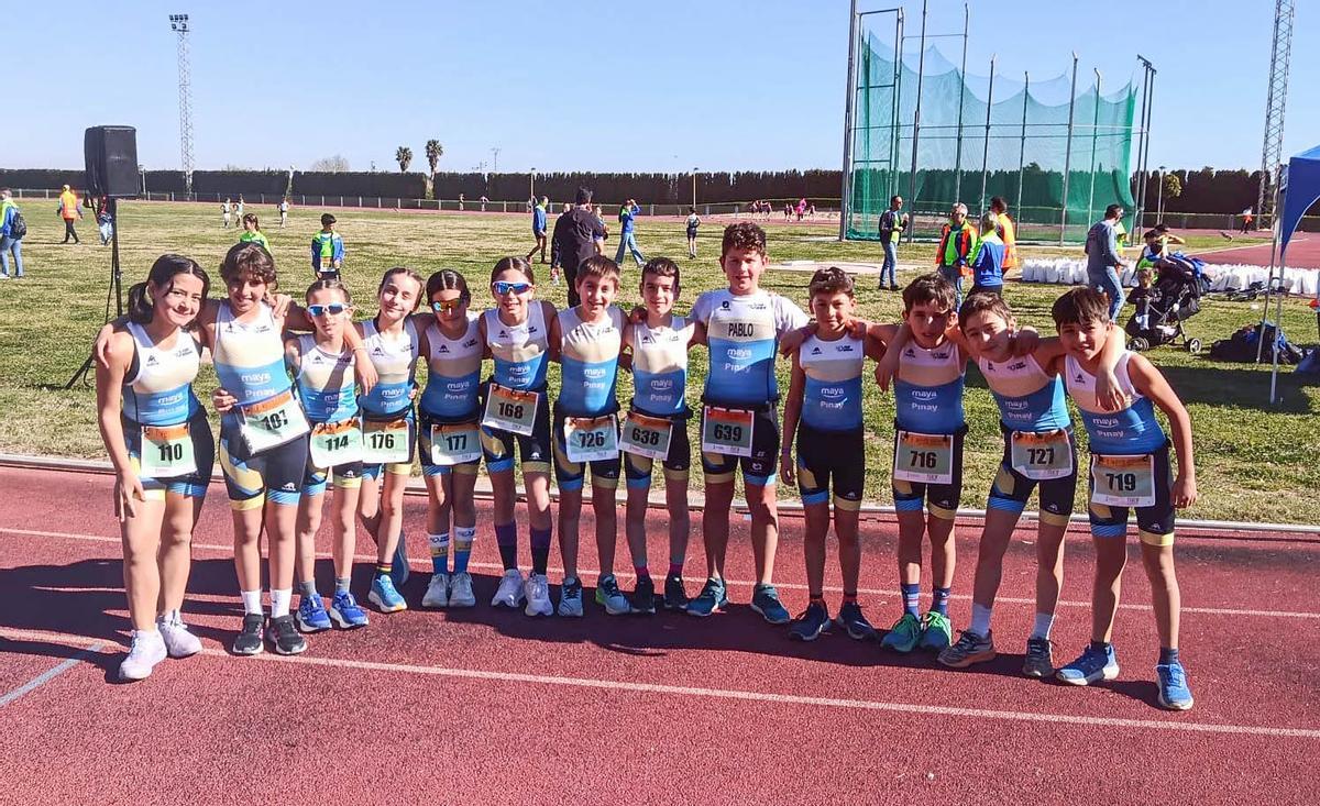 Deportistas de la Escola del Club Triatló en la prueba en Algemesí.