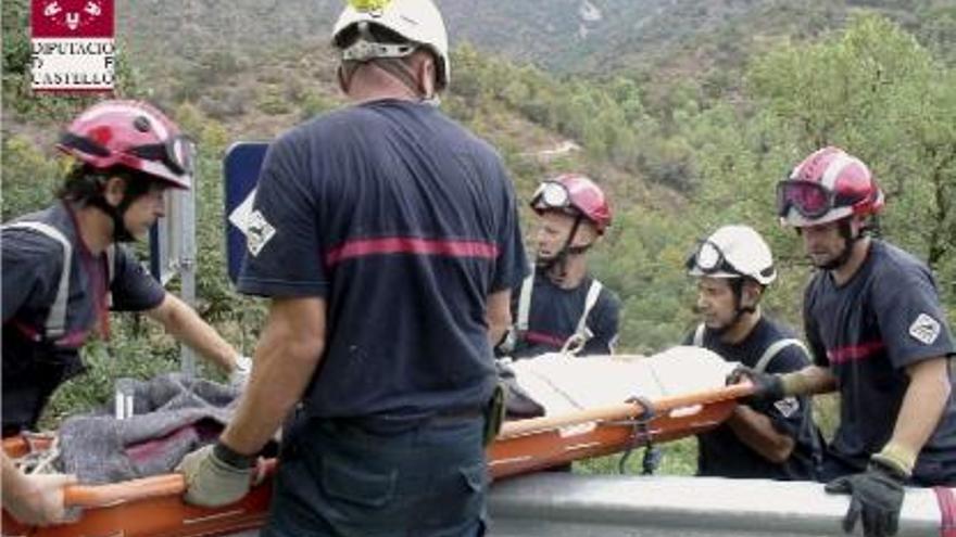 Los bomberos de Castelló, recuperando el cuerpo de Cabedo del barranco al que cayó.