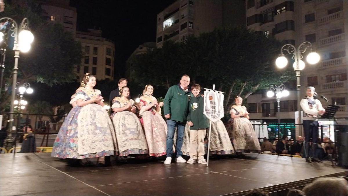 Los presidentes de El Mercat recogen el banderín de mejor "ninot" de la Sección Especial.