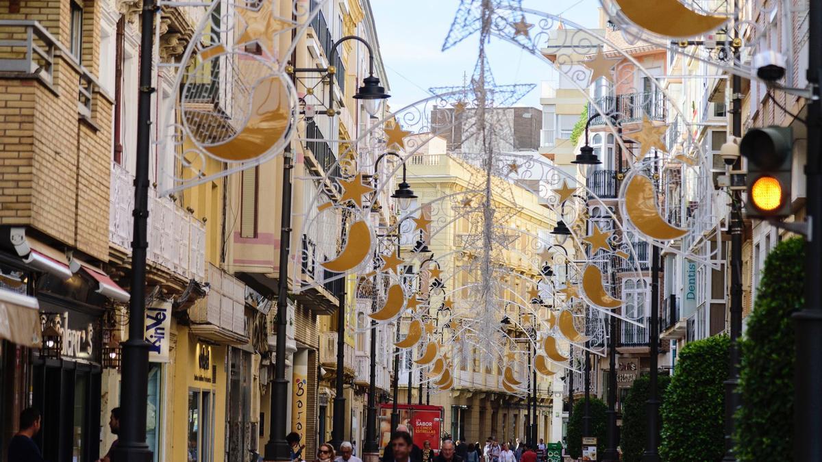 Luces de Navidad en el centro de Cartagena, este martes.