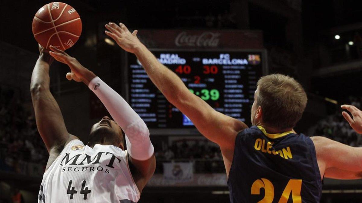 Slaughter y Olsen en un partido entre Madrid y Barça de la Liga ACB en 2013