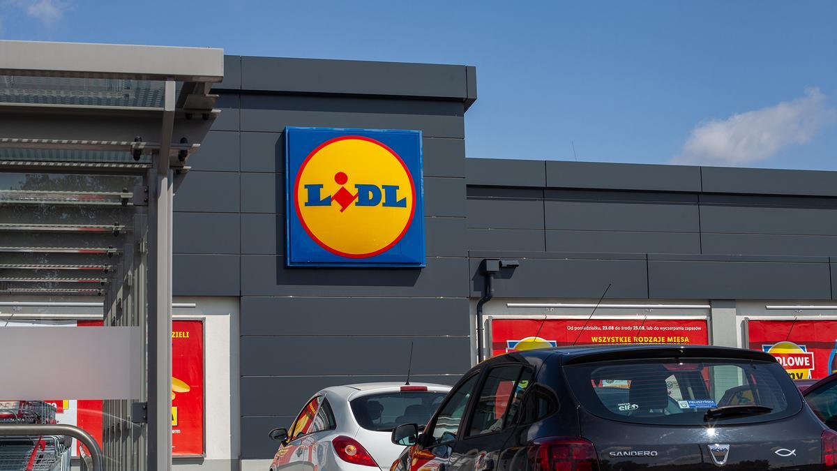 Mañana se esperan colas kilométricas en Lidl para conseguir el organizador de ropa que cuelga  más barato del mercado: adiós a las perchas por apenas 5 euros