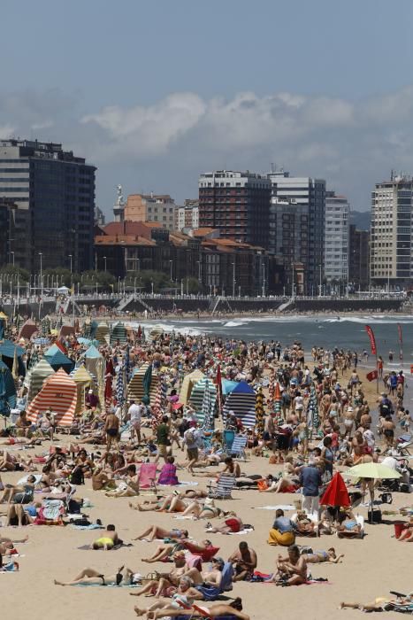 El primer fin de semana de verano llena las playas