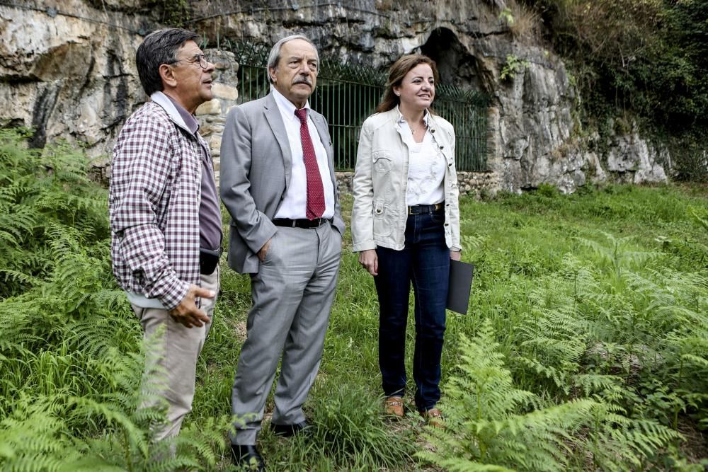 El alcalde de Oviedo, Wenceslao López, visita la cueva de Lluera