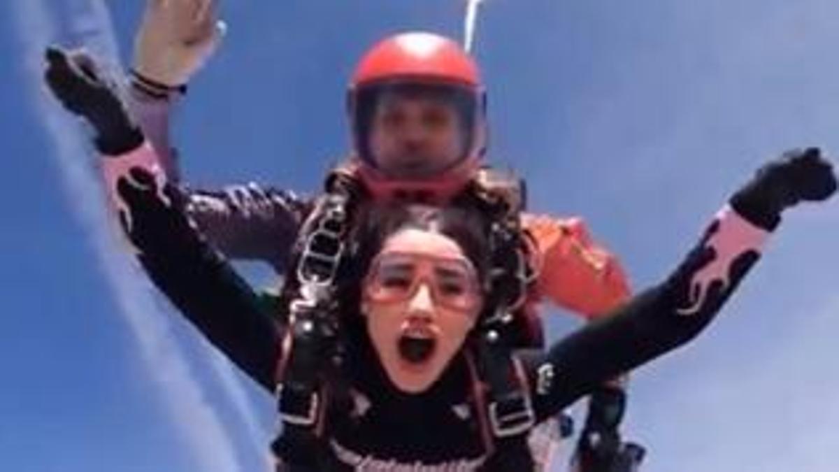 Lola Lolita salta en paracaídas acompañada de un instructor y su reacción se vuelve viral