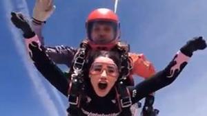 Lola Lolita salta en paracaídas acompañada de un instructor y su reacción se vuelve viral