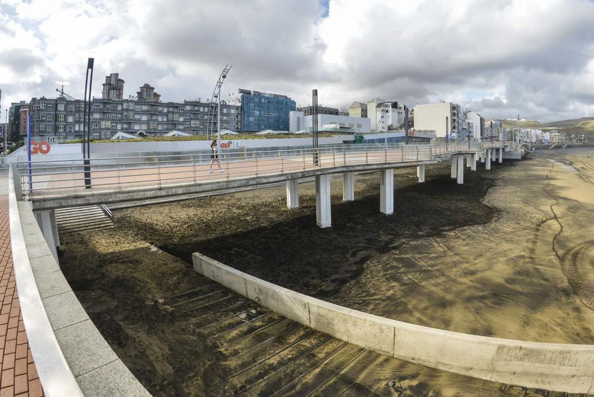 La pasarela de la Cícer, abierta en 2018, conecta sin barreras arquitectónicas dos tramos de la playa. | | J. PÉREZ CURBELO