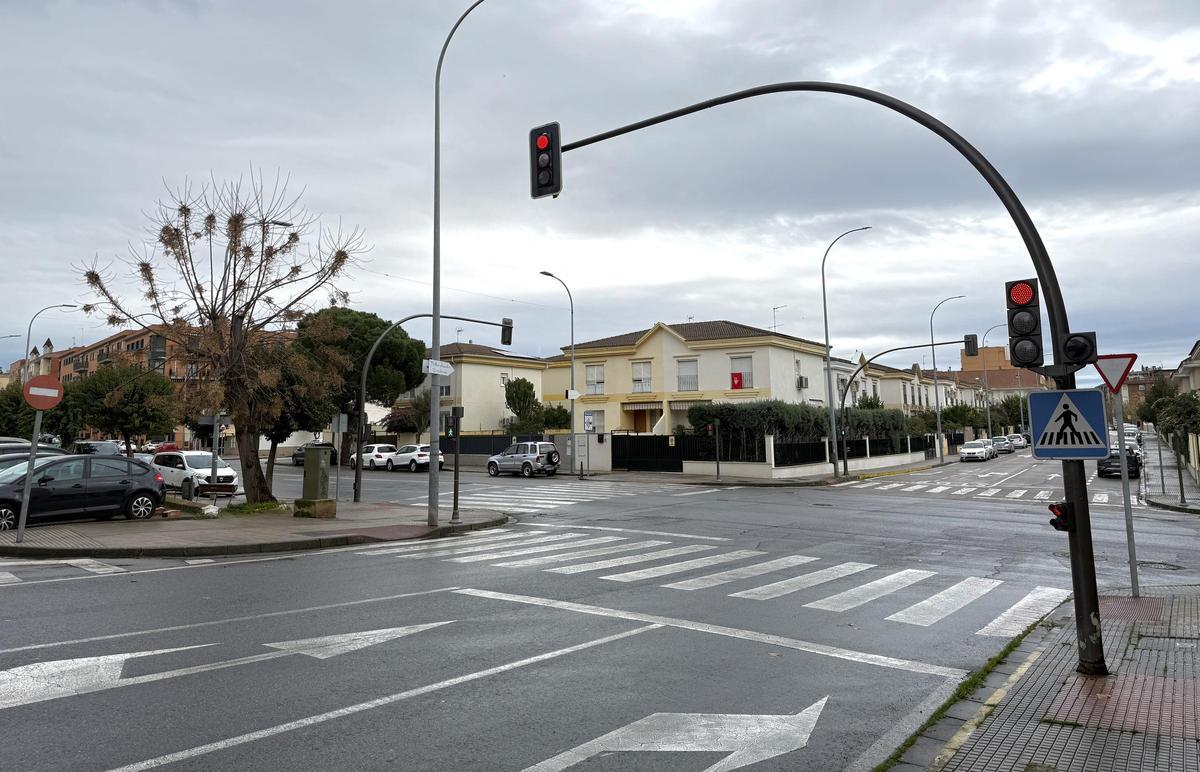 Semáforo en una vía de la capital extremeña.