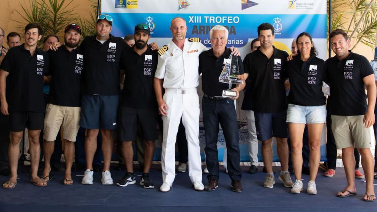 Lucio Pérez recibe el trofeo al ganador de la prueba grancanaria | | E.D.