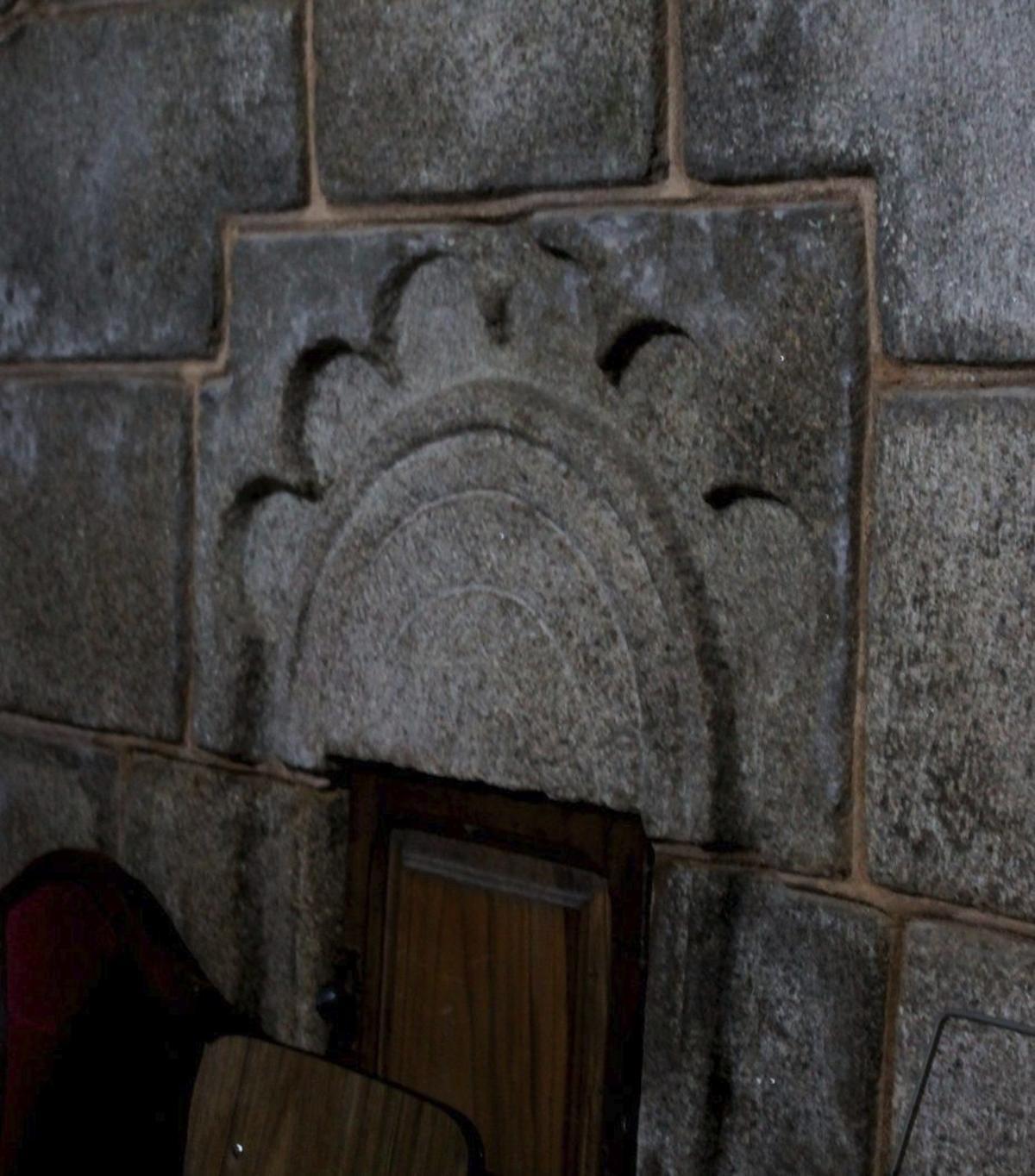 Detalle do dintel da porta lateral no interior do templo.
