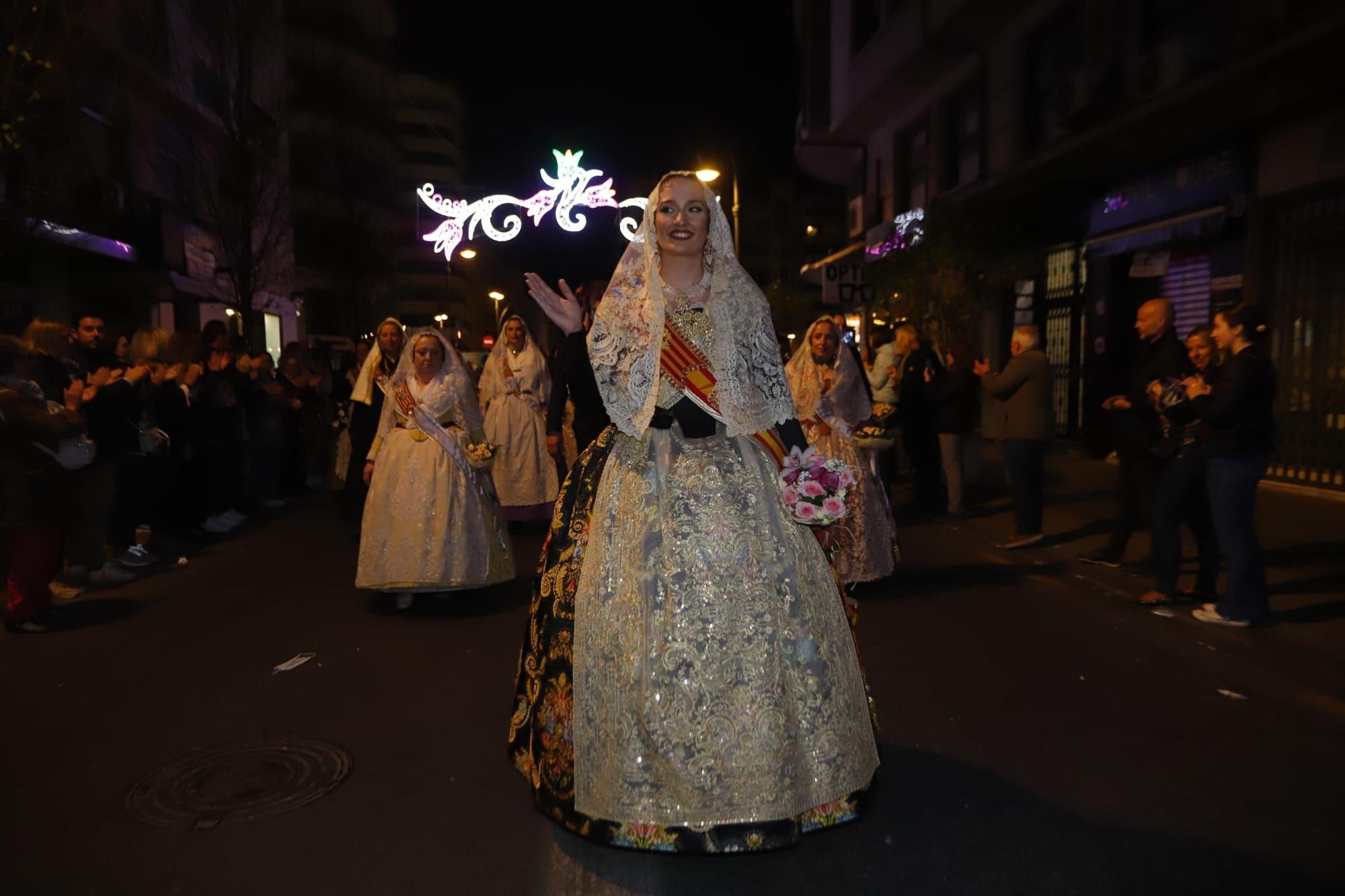 Laura Mengó y su corte coronan la ofrenda a la Virgen