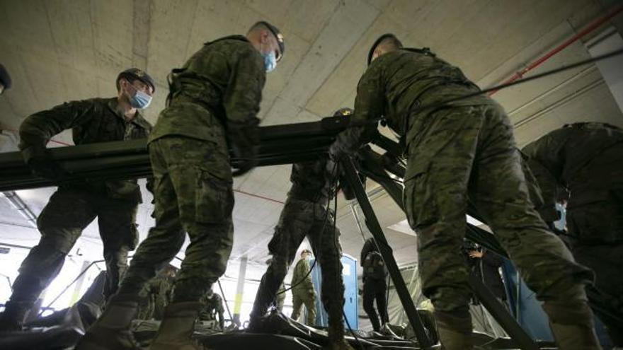 Todo un símbolo de la desescalada: el Ejército desmonta el hospital de campaña del HUCA