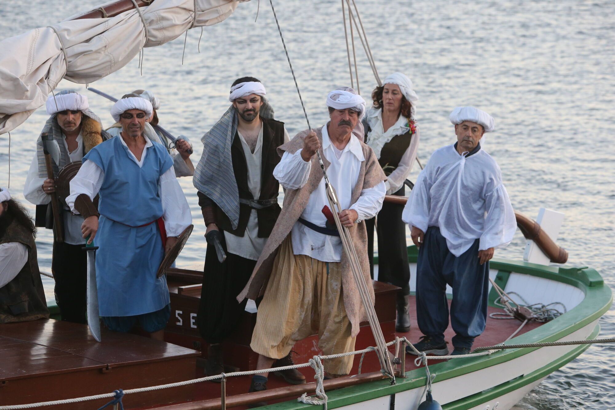 REPRESENTACION TEATRAL DE LA INVASION TURCA DEFENSA DA VILA POR LAS CALLES DE CANGAS