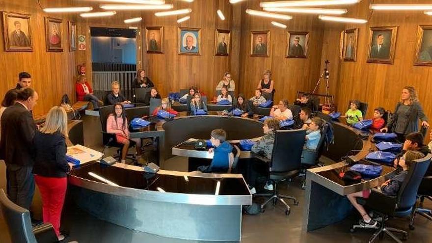 Los jóvenes y su equipo de monitores, junto a la cónsul del comú Trini Martín, fueron recibidos en el salón de plenos.