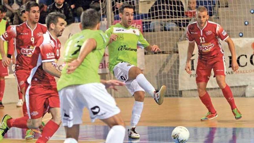 El jugador del Palma Futsal Sergio pasa el balón ante la atenta mirada del mallorquín Miguelín, en las filas de ElPozo Murcia.
