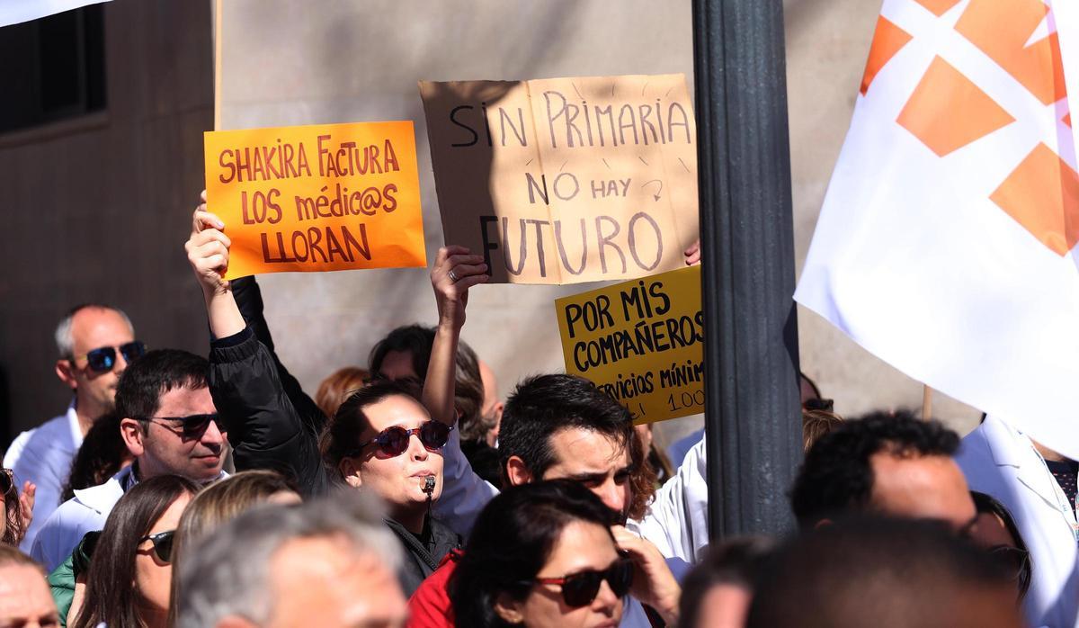 Algunos de los carteles de protesta que los médicos han enseñado en la concentración frente a la Conselleria de Sanidad.