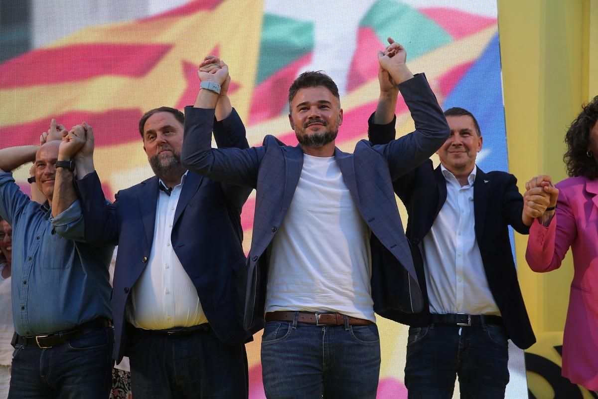 Rufián, con Oriol Junqueras y Arnaldo Otegi en un acto de campaña de las elecciones generales de 2023