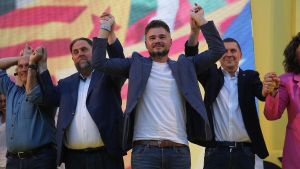 Rufián, con Oriol Junqueras y Arnaldo Otegi en un acto de campaña de las elecciones generales de 2023
