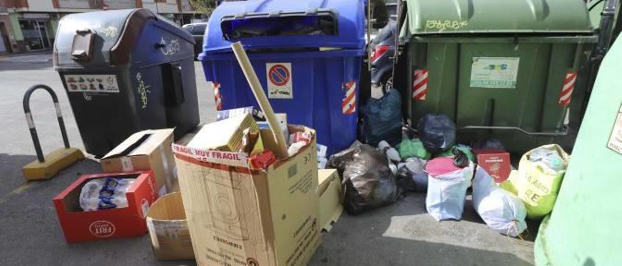 Basura fuera de los contenedores por incivismo o retrasos en la recogida