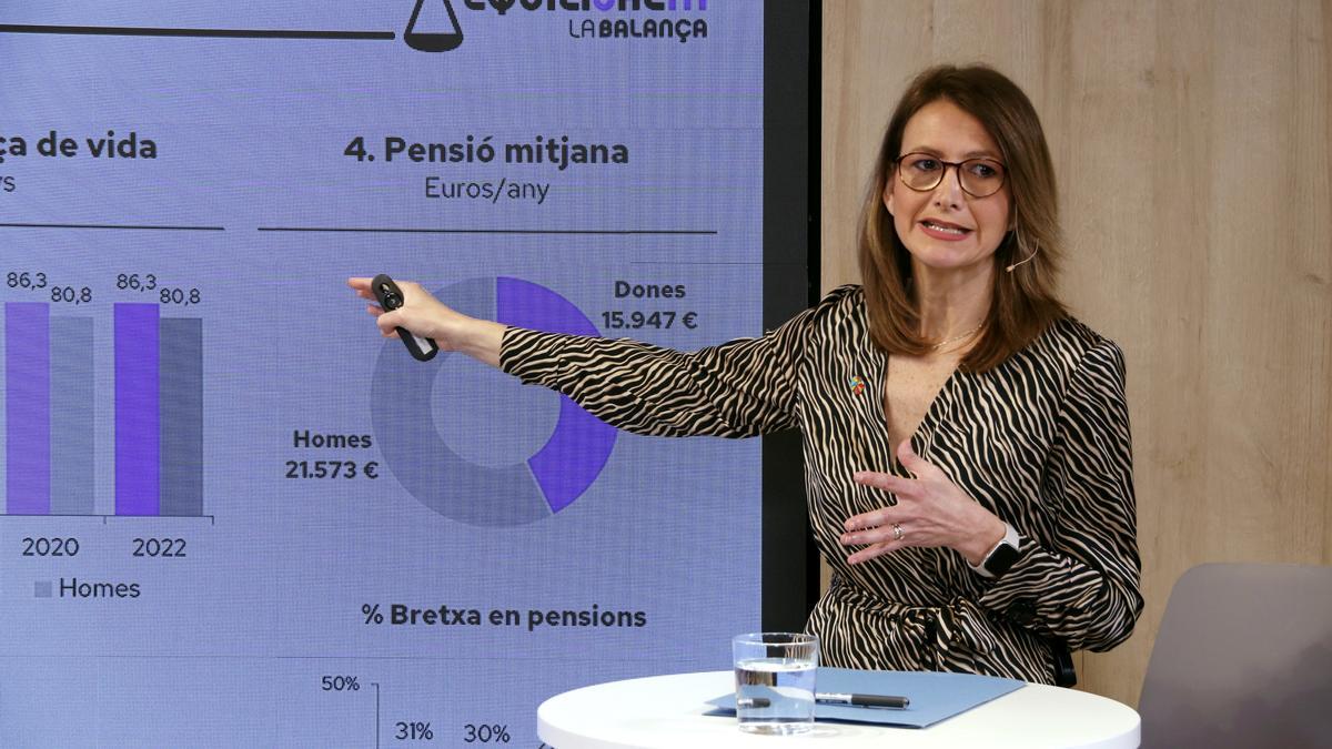 La directora de l'Observatori Dona Empresa Economia (ODEE) de la Cambra de Comerç, Carme Poveda, presenta l'estudi 'Indicadors d'Igualtat de Gènere a Catalunya 2023'