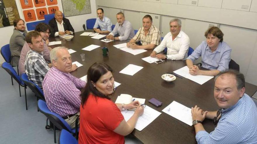 Los alcaldes del Consorcio, durante una reunión en la sede, en Guísamo.