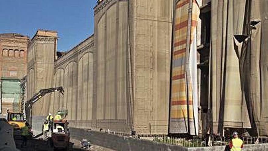 El mur que estan construint al perímetre del recinte de la fàbrica